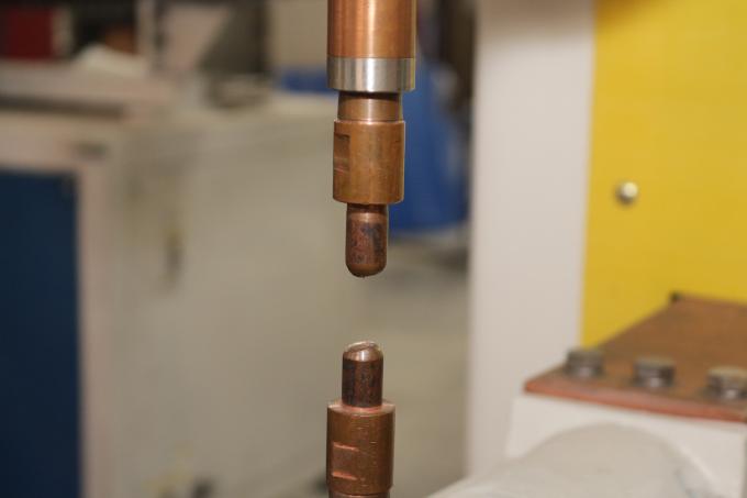 Hwashi Maszyna do spawania orzechów z końcówką zapięcia zbiornika magazynowania gazu samochodowego 3