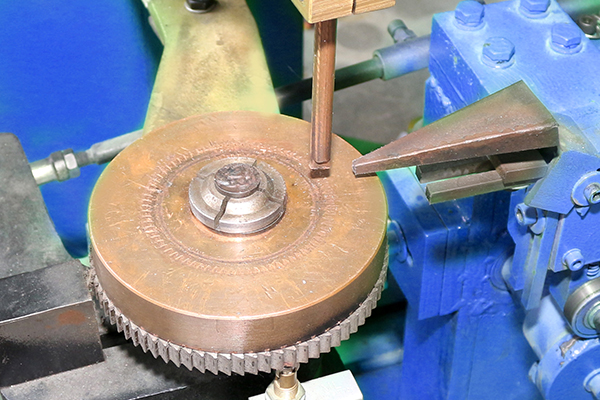 Automatyczna maszyna do spawania punktów do pierścienia wewnętrznego z dokładnym rozkładem drutu 4