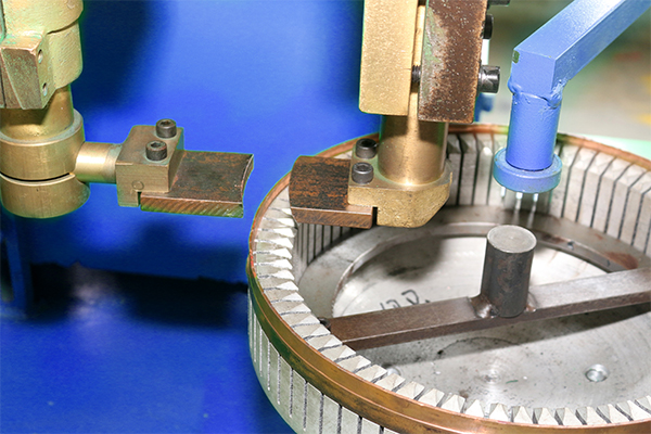 Automatyczna maszyna do spawania punktów do pierścienia wewnętrznego z dokładnym rozkładem drutu 6