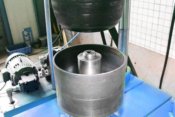 Automatyczna maszyna do spawania punktów do pierścienia wewnętrznego z dokładnym rozkładem drutu 10