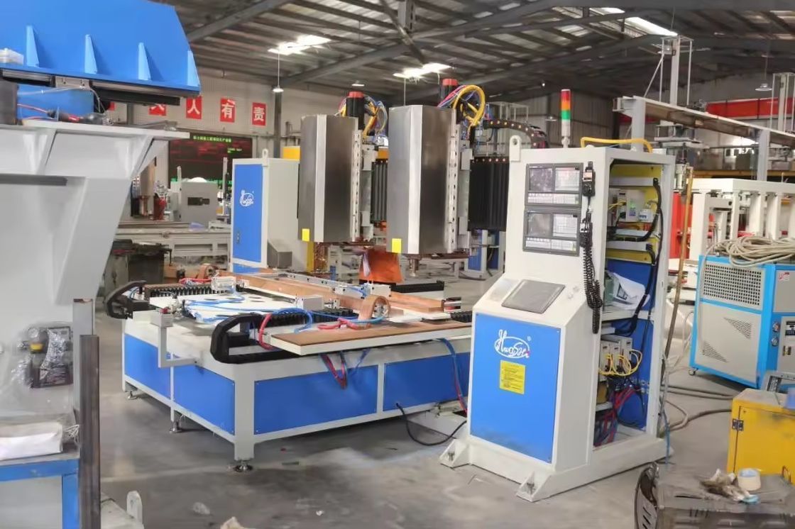 Siedem 7-osiowe CNC Spot Maszyna spawalnicza podwójne głowice automatyczne blachy metalowe do stojaku przysiadowego
