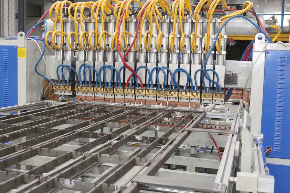 Automatyczna zgrzewarka do półek drucianych oszczędzająca energię, oferująca stabilną wydajność i łatwą konserwację dla linii montażowych półek drucianych